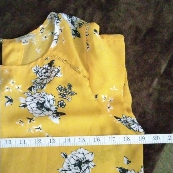 Lily White (Size M) Yellow Floral Print Button Keyhole Blouse - Picture 8 of 8